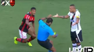 Редкий случай: футбольного арбитра уличили в симуляции