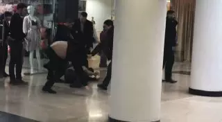 Полиция изучает видео драки в торговом центре Астаны