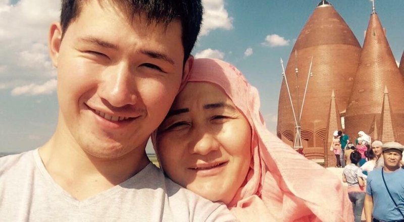 Погибший младший сержант Медет Темирбаев с матерью. фото из семейного архива.