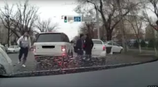 Стычка на дороге в Алматы попала на видео: Люди из Range Rover ударили водителя Lada