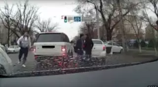 Полиция расследует стычку людей из Range Rover и водителя Ladа в Алматы