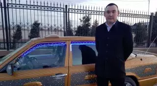 Работник шымкентского аэропорта переоборудовал старый "Мерс" в такси-караоке