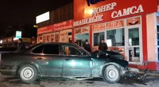 Водитель врезался в кафе, пытаясь скрыться с места ДТП в Алматы