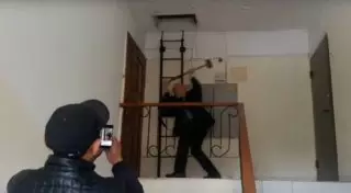 Выбивший кувалдой дверь квартиры судисполнитель из Астаны исключен из палаты