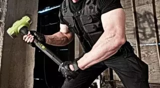 Судисполнитель с кувалдой. Кто имеет право выламывать двери без разрешения хозяев?