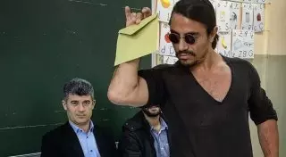 Турецкий повар-мачо проголосовал своим фирменным жестом на референдуме