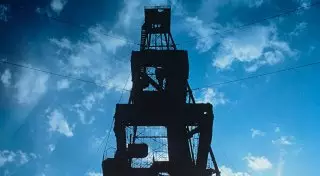 Нефть торгуется вблизи отметки 53 доллара после обвала