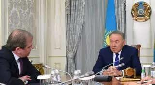 Назарбаев предложил главе ЕАБР выдавать больше кредитов в тенге