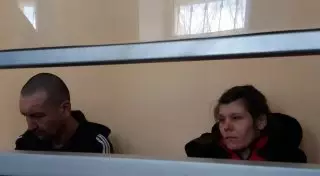 Сжегшую двухлетнюю дочь пару приговорили к длительным срокам