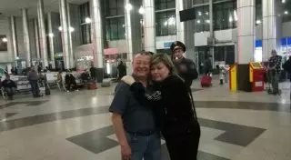 Полицейский испортил фотографию на вокзале "Алматы-1" неприличным жестом