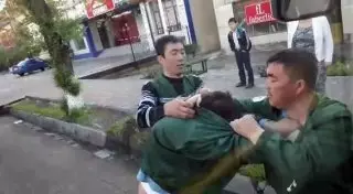 Устроивших драку на дороге в Шымкенте водителей автобусов уволили