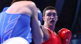 Казахстанский боксер трижды за две минуты отправил соперника в нокдаун