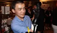 Потерявшему кисть руки жителю Семея подарили бионическую руку казахстанского производства