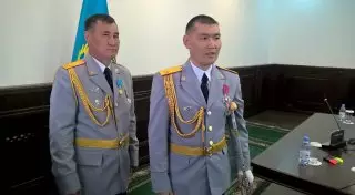 Павлодарских полицейских наградили за спасение автобуса с детьми