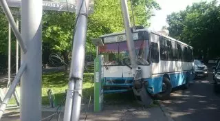 Автобус врезался в столб в Алматы