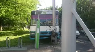 Автобус "подрезала" легковая машина - Директор автопарка о ДТП в Алматы