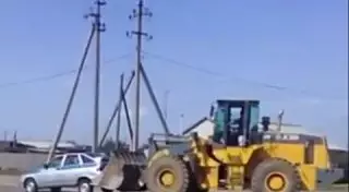 Автора видео необычной буксировки полицейского авто накажут в Павлодаре