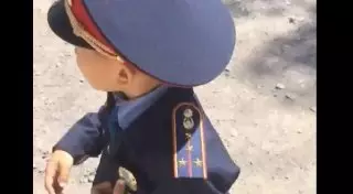 Видеозапись с мальчиком в полицейской форме на дороге изучили в МВД РК