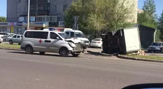 Машина скорой помощи столкнулась с "Газелью" в Астане