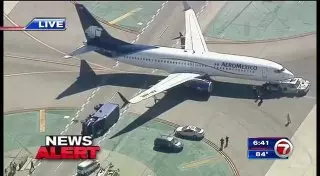 Пассажирский самолет столкнулся с грузовиком в Лос-Анджелесе
