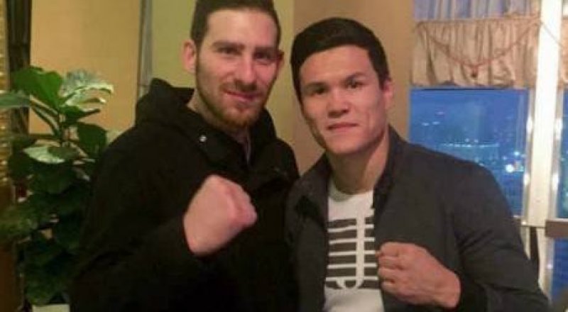 Майк Алтамура (слева) и Данияр Елеусинов. Фото с сайта fightnews.com