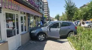 Женщина-водитель въехала в кафе, где сидели 30 человек