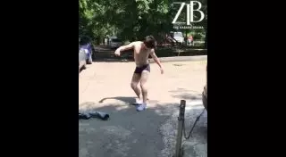 Странное поведение парня в одном из дворов Алматы озадачило пользователей