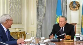 Назарбаев наградил Мырзатая Жолдасбекова