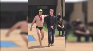 Последний звонок по-американски: Отец пришел в плавках к сыну в школу