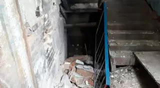 Лестничный пролет дома обрушился в Карагандинской области