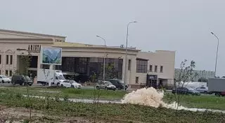 В Караганде из-под земли забил фонтан из-за прорыва теплотрассы