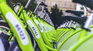 Депутат: Надеемся, что акимы и министры начнут приезжать на работу на велосипедах, а не на шикарных авто