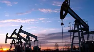 Нефть подешевела еще на доллар