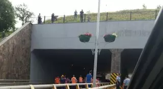 Мужчина спрыгнул с моста на ВОАД в Алматы