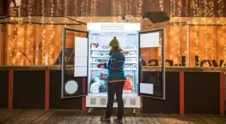 Как лондонцы решили с помощью холодильника бедных горожан накормить