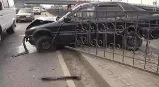 В Алматы на замену железных заборов на отбойники вдоль дорог у властей нет денег