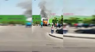 Грузовик сгорел, задев троллейбусные провода в Алматы