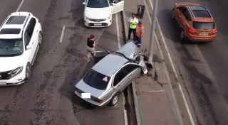 ДТП под мостом: Автомобиль врезался в столб в Астане