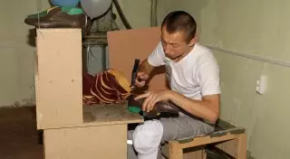 Несовершеннолетние осужденные из колонии в Алматы занялись пошивом обуви