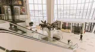 Зеркальные конструкции в ТРЦ MEGA Silk Way в Астане проверят после падения фрагмента