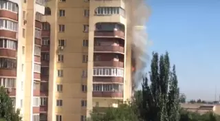 Многоэтажка загорелась в алматинском микрорайоне "Самал"