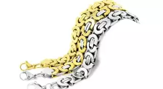 Полиция Астаны вернула дорогой браслет гражданке Китая