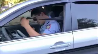 Алматинец заставил человека в полицейской форме пристегнуться за рулем