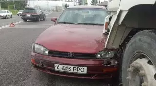 ДТП в Алматы: легковушка неудачно попыталась обогнать грузовик