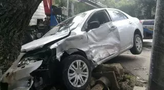 ДТП в центре Алматы: Toyota закрутило и отбросило на светофорный столб