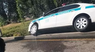 В Алматы полицейская машина упала в арык