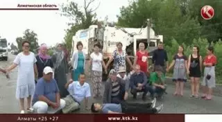 На трассе Алматы - Талдыкорган местные жители легли под КамАЗ