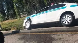 В полиции Алматы рассказали, как служебное авто упало в арык