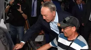 Послушал укулеле, порисовал и посмотрел шоу. Как Назарбаев прогулялся по Астане