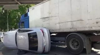 Появилось видео ДТП фуры и Audi в Алматы, из-за которого легковушка оказалась на боку